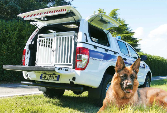 Camioneta policial con compartimiento trasero y perro de servicio